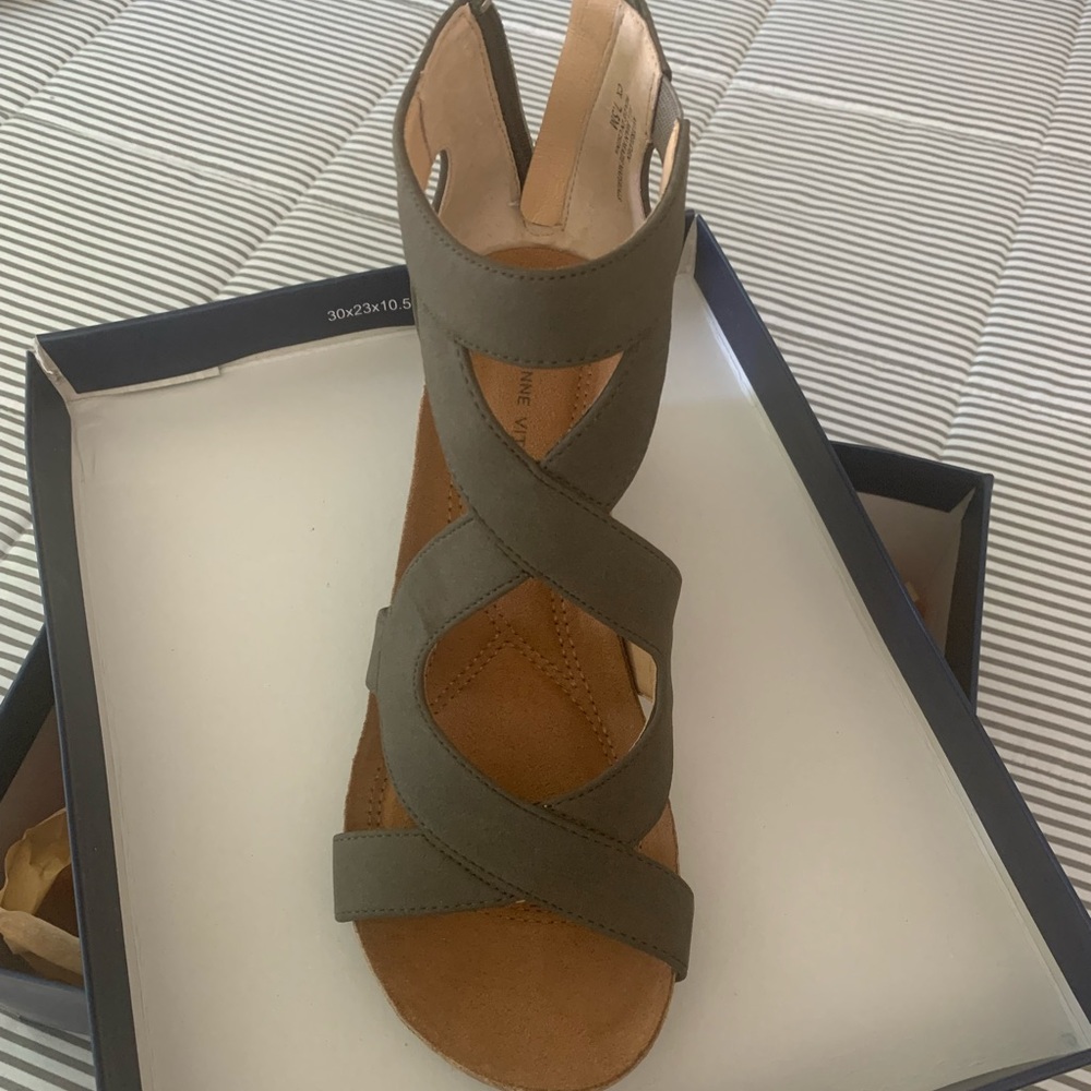 7 1/2 Olive Green Adrienne Vittadini Wedges